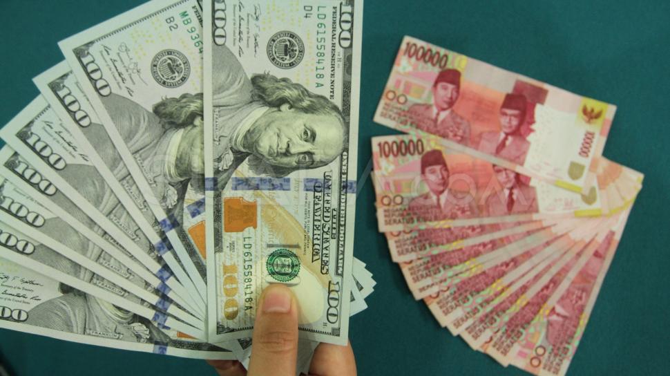 Rupiah Melemah Terhadap Dolar: Dampak Kesepakatan Global dan Lonjakan PHK Domestik