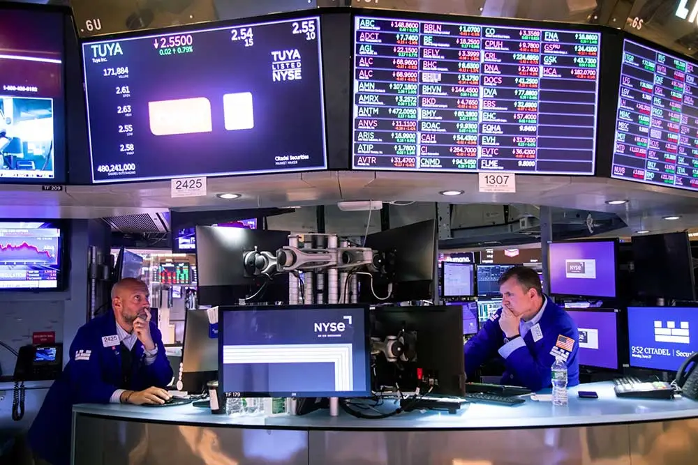 Wall Street Turun 4 Isu Tekan Saham